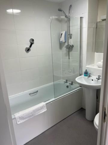 The Rose And Crown Hotel Huddersfield Bagian luar foto