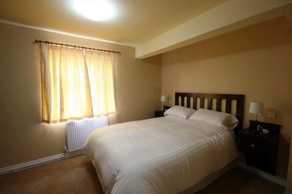 The Rose And Crown Hotel Huddersfield Bagian luar foto